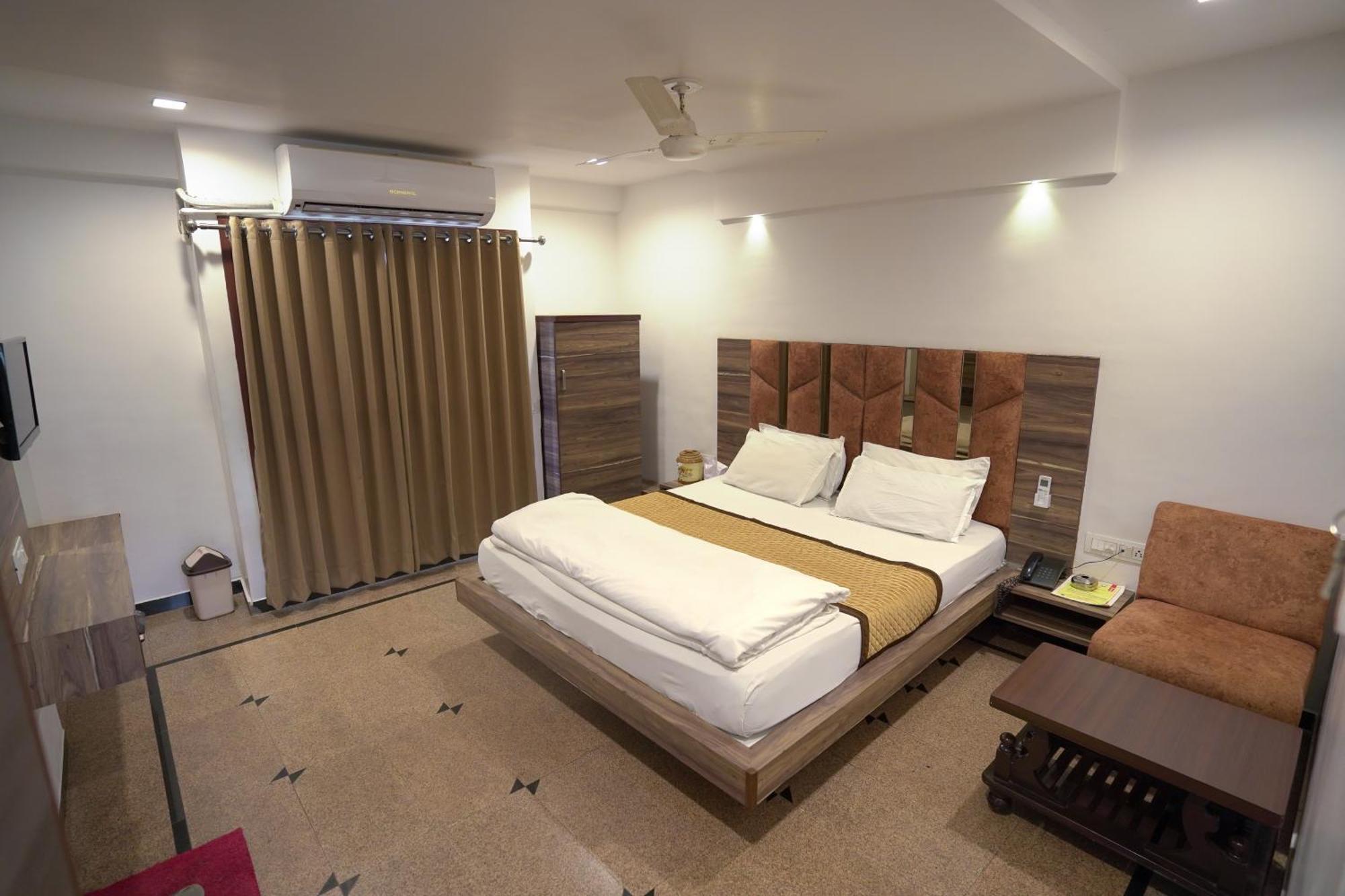 Hotel Shertown 아흐메다바드 외부 사진